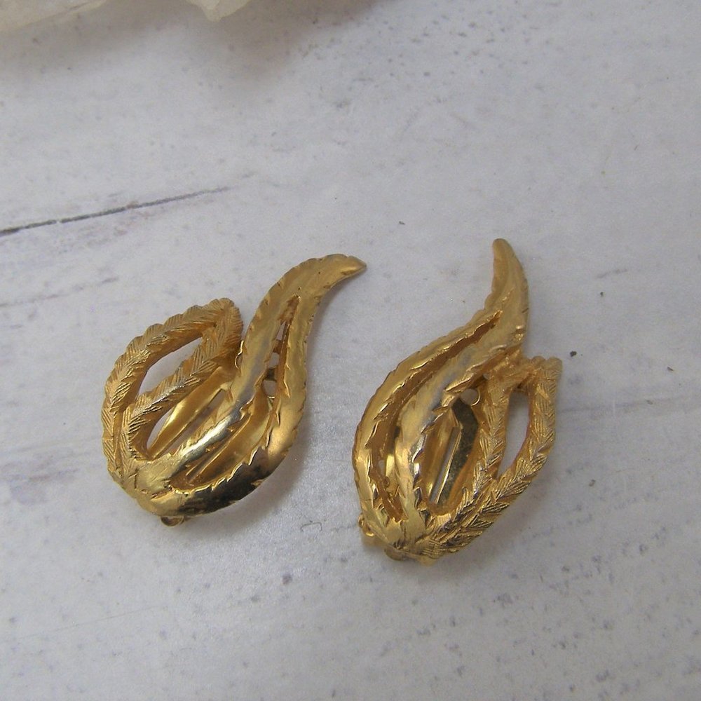 Vintage Hattie Carnegie Gold Tone Textured Leaf Scroll Clip On Earrings Wave